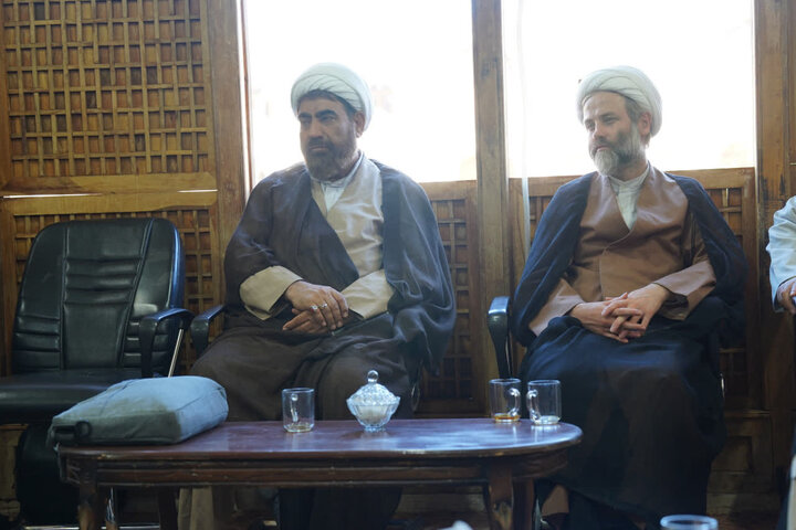 تصاویر / نشست مدیر حوزه علمیه استان قزوین با مدیر ،اساتید ومعاونین مدرسه علمیه صالحیه قزوین