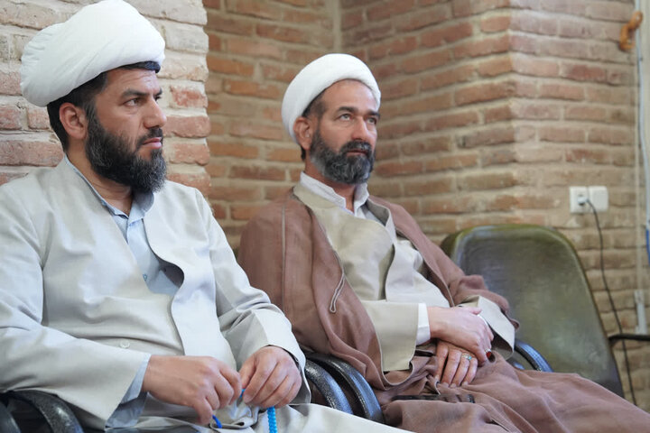 تصاویر / نشست مدیر حوزه علمیه استان قزوین با مدیر ،اساتید ومعاونین مدرسه علمیه صالحیه قزوین