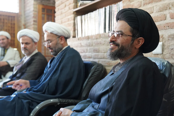 تصاویر / نشست مدیر حوزه علمیه استان قزوین با مدیر ،اساتید ومعاونین مدرسه علمیه صالحیه قزوین