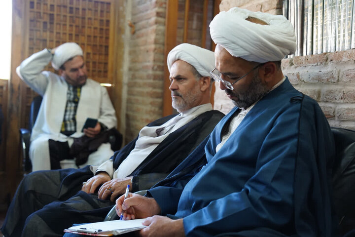 تصاویر / نشست مدیر حوزه علمیه استان قزوین با مدیر ،اساتید ومعاونین مدرسه علمیه صالحیه قزوین