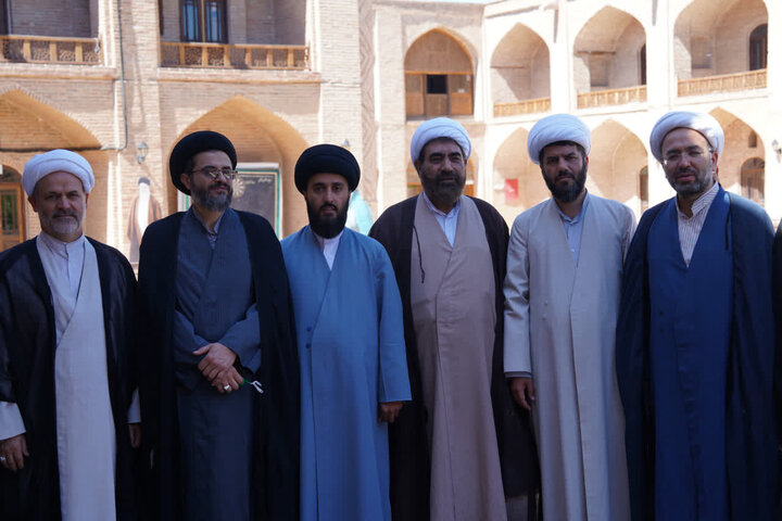 تصاویر / نشست مدیر حوزه علمیه استان قزوین با مدیر ،اساتید ومعاونین مدرسه علمیه صالحیه قزوین