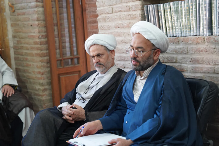 تصاویر / نشست مدیر حوزه علمیه استان قزوین با مدیر ،اساتید ومعاونین مدرسه علمیه صالحیه قزوین