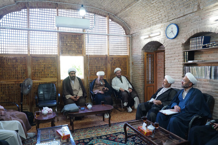 تصاویر / نشست مدیر حوزه علمیه استان قزوین با مدیر ،اساتید ومعاونین مدرسه علمیه صالحیه قزوین
