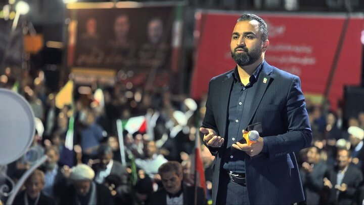 تصاویر/ مطالبه خون رهبری، شعار شب ۹۲ مردم شهرستان ماکو در میدان اصلی