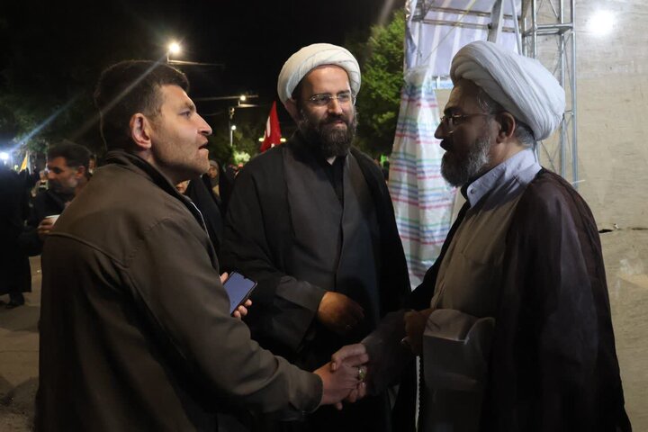 تصاویر/ استمرار فعالیت موکب فرهنگی، تبیینی مدرسه علمیه امام خمینی (ره) ارومیه در تجمعات مردمی