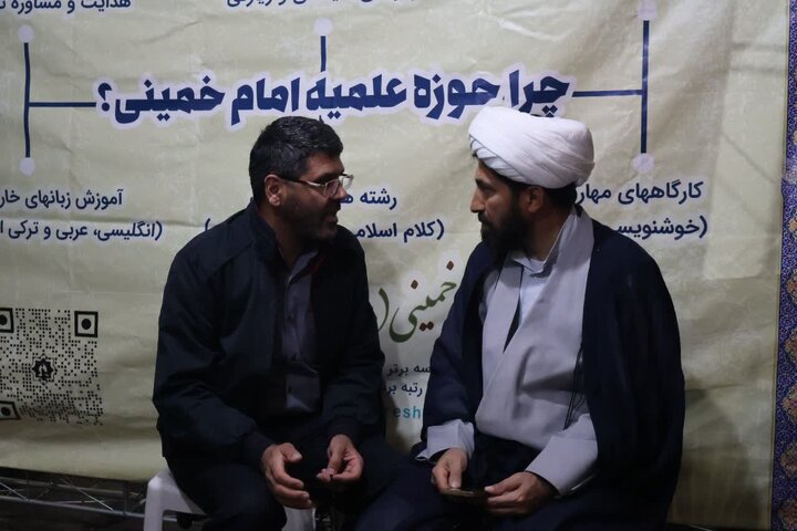 تصاویر/ استمرار فعالیت موکب فرهنگی، تبیینی مدرسه علمیه امام خمینی (ره) ارومیه در تجمعات مردمی