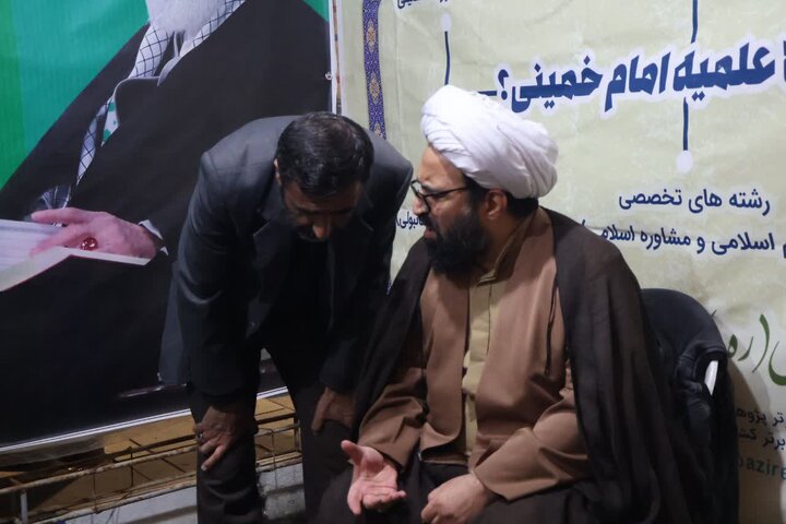تصاویر/ استمرار فعالیت موکب فرهنگی، تبیینی مدرسه علمیه امام خمینی (ره) ارومیه در تجمعات مردمی