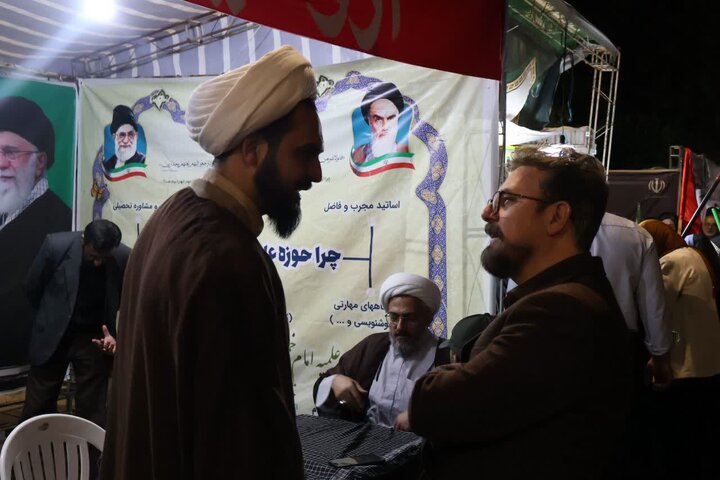 تصاویر/ استمرار فعالیت موکب فرهنگی، تبیینی مدرسه علمیه امام خمینی (ره) ارومیه در تجمعات مردمی