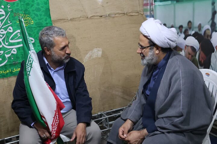 تصاویر/ استمرار فعالیت موکب فرهنگی، تبیینی مدرسه علمیه امام خمینی (ره) ارومیه در تجمعات مردمی