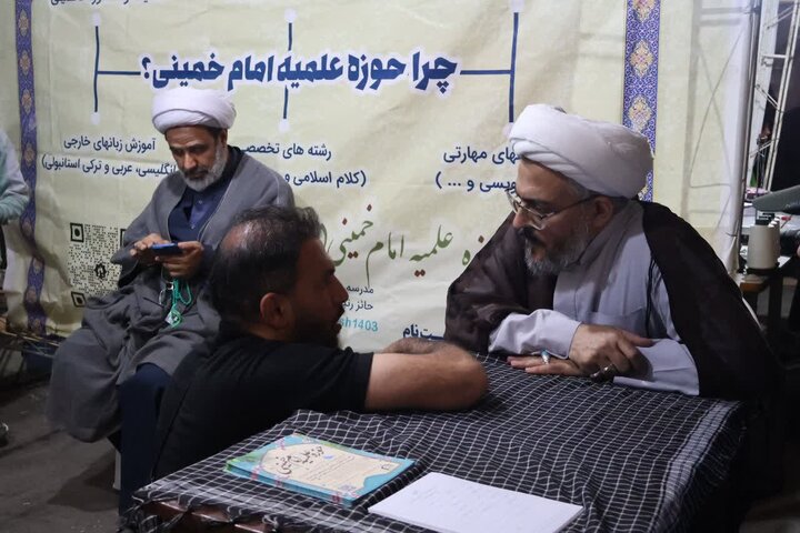 تصاویر/ استمرار فعالیت موکب فرهنگی، تبیینی مدرسه علمیه امام خمینی (ره) ارومیه در تجمعات مردمی