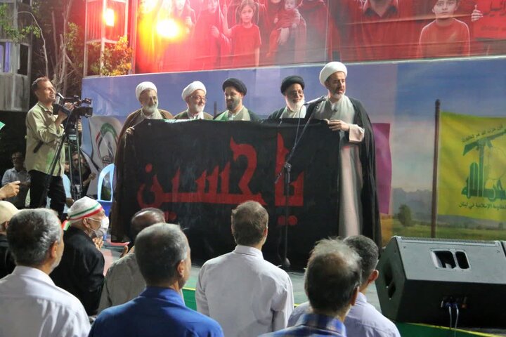 تصاویر/ پرچم حرم امام حسین(ع) در اجتماع مردم حاضر در میدان امام خمینی (ره) بوشهر