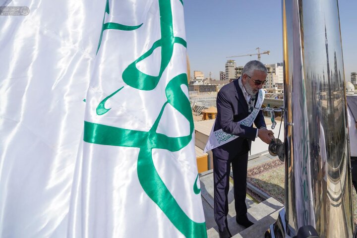 رايةُ الغدير تُرفع بأهازيج وأفراح في الصحن الحيدريِّ