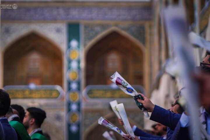 رايةُ الغدير تُرفع بأهازيج وأفراح في الصحن الحيدريِّ