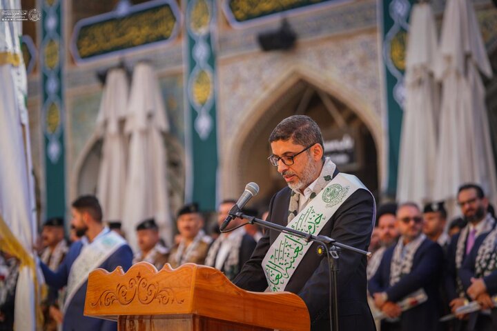رايةُ الغدير تُرفع بأهازيج وأفراح في الصحن الحيدريِّ