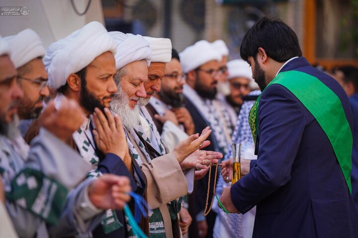 رايةُ الغدير تُرفع بأهازيج وأفراح في الصحن الحيدريِّ