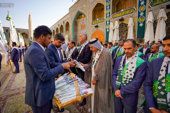 رايةُ الغدير تُرفع بأهازيج وأفراح في الصحن الحيدريِّ