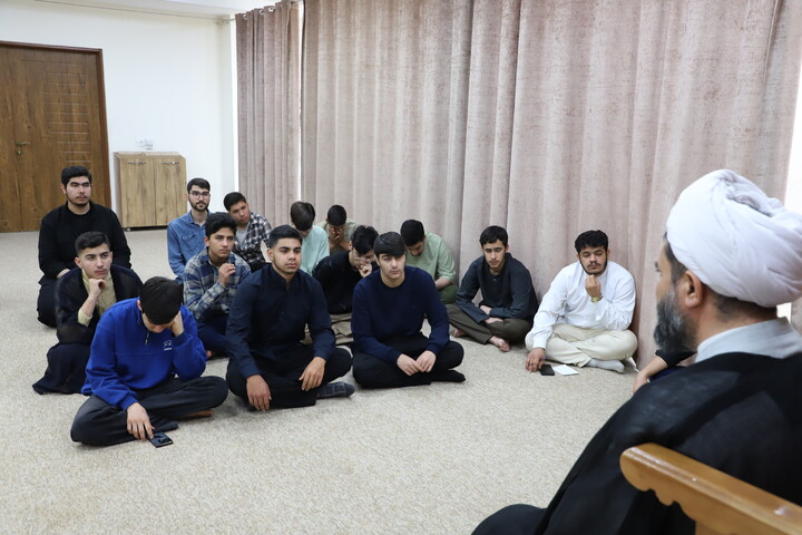 تصاویر/سخنرانی مدیر حوزه علمیه کردستان در جمع طلاب حوزه علمیه خاتم الانبیاء سنندج