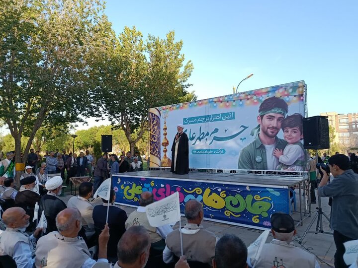 تصاویر/برپایی بیرق علوی بر فراز بوستان ملت شهر اراک