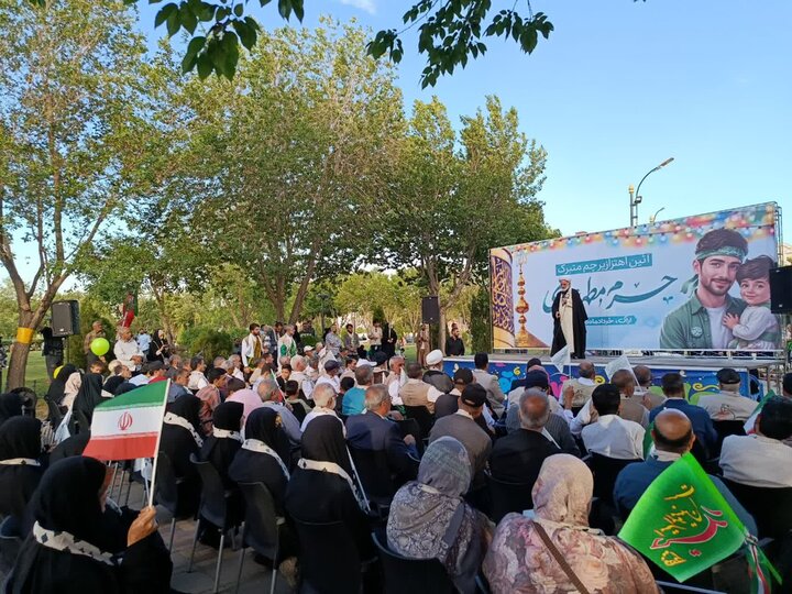 تصاویر/برپایی بیرق علوی بر فراز بوستان ملت شهر اراک