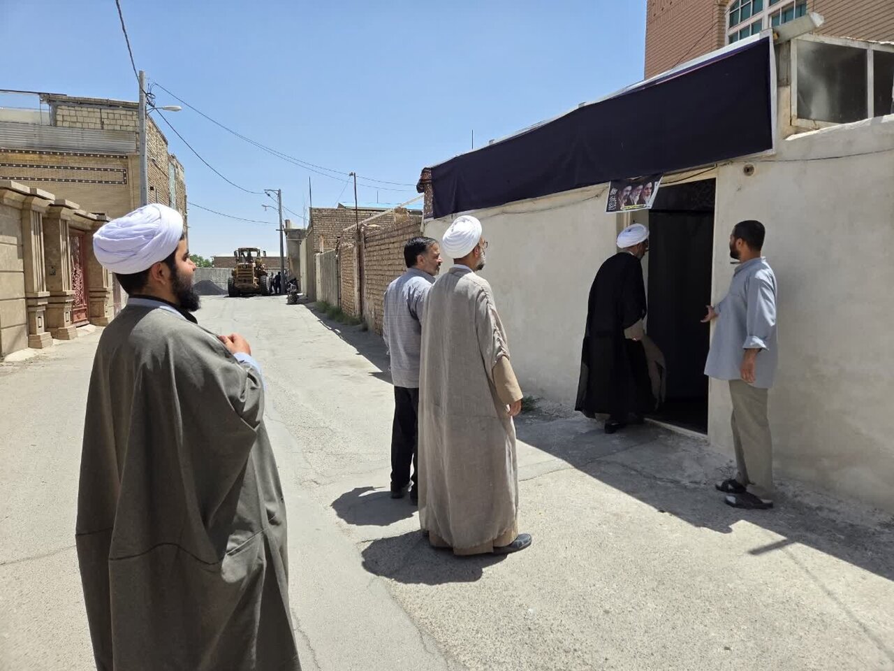 بازدید مسئولان مدرسه علمیه آیت‌الله مدنی کاشانی از دفتر گروه جهادی شهید حججی