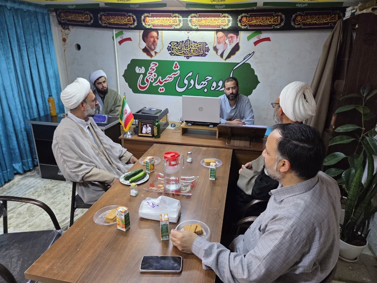 بازدید مسئولان مدرسه علمیه آیت‌الله مدنی کاشانی از دفتر گروه جهادی شهید حججی