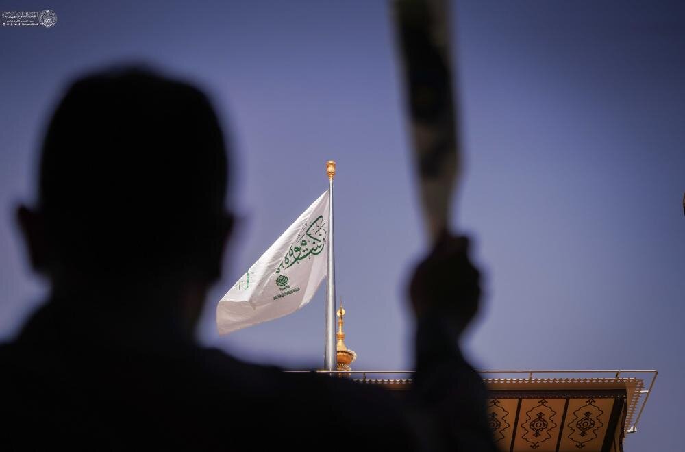 Al Santuario dell’Imam Ali si alza la bandiera di Ghadir: al via le celebrazioni dell’Eid Allah al-Akbar