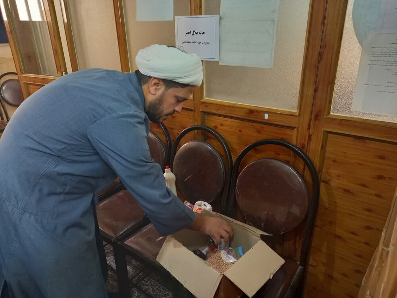 ۱۰۰ بسته معیشتی بین طلاب و روحانیون مدارس علمیه کاشان توزیع شد