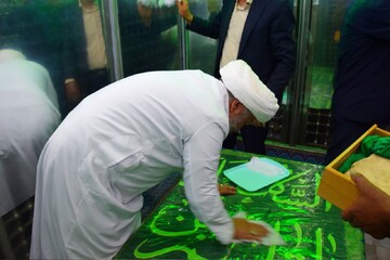 تصاویر/ غباروبی ضریح مطهر حضرت باب المراد علیه السلام