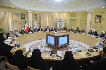 تصاویر/ نشست جمعی از مسئولان نهادهای حوزوی با رئیس دفتر رئیس‌جمهور در جامعه‌الزهرا (س)