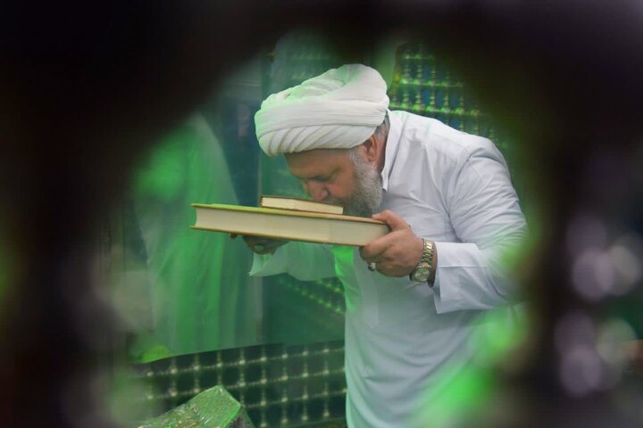 غباروبی ضریح مطهر حضرت باب المراد علیه السلام