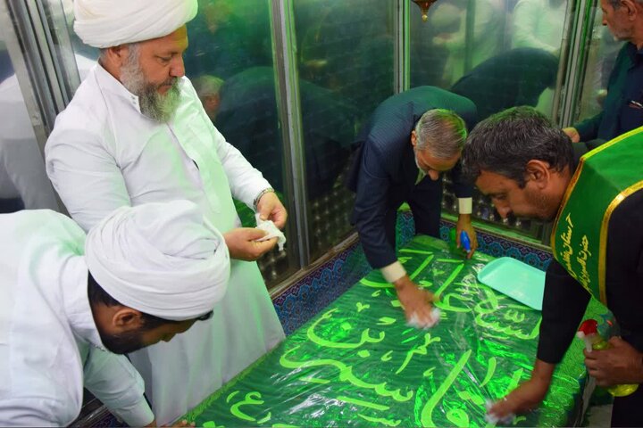 غباروبی ضریح مطهر حضرت باب المراد علیه السلام