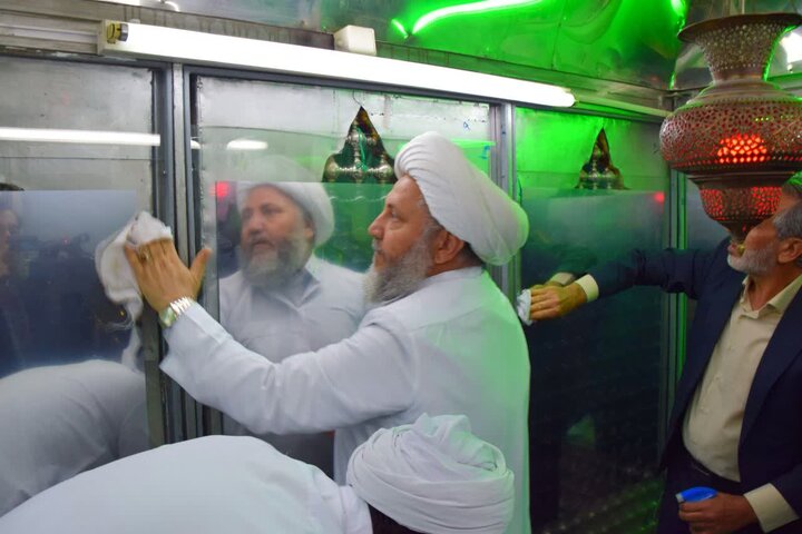 غباروبی ضریح مطهر حضرت باب المراد علیه السلام