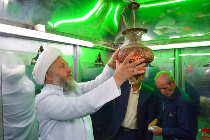 غباروبی ضریح مطهر حضرت باب المراد علیه السلام