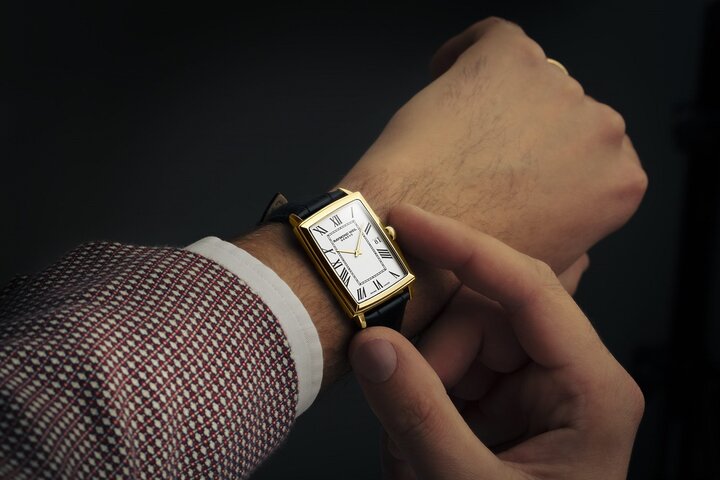 احکام شرعی | نماز با ساعتِ دارای قطعات طلایی