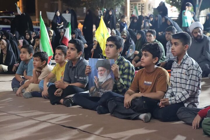 تصاویر/ حضور پرشور کودکان، نوجوانان و مردان و زنان انقلابی و ولایی شهرستان اشکذر در هشتاد و ششمین شب از حماسه حضور