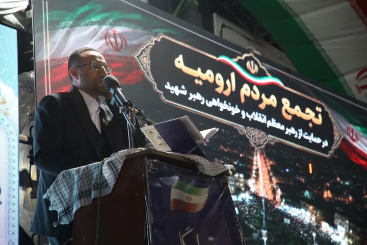 تصاویر/  میدان ولایت فقیه ارومیه شامگاه دوشنبه؛ صحنه تجدید بیعت با رهبری و انزجار از آمریکا