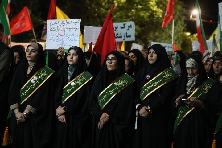 تصاویر/  میدان ولایت فقیه ارومیه شامگاه دوشنبه؛ صحنه تجدید بیعت با رهبری و انزجار از آمریکا