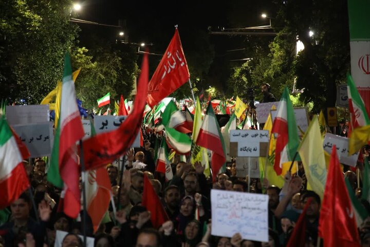 تصاویر/  میدان ولایت فقیه ارومیه شامگاه دوشنبه؛ صحنه تجدید بیعت با رهبری و انزجار از آمریکا