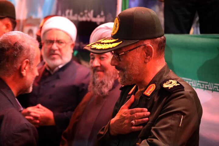 تصاویر/  شامگاه دوشنبه؛ میدان اصلی شهرستان شاهین دژ غرق در فریادهای ضدصهیونیستی و خون‌خواهی رهبری