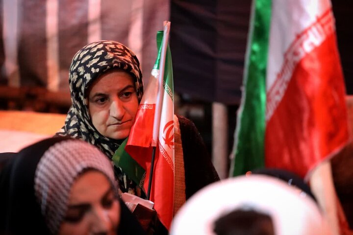 تصاویر/  شامگاه دوشنبه؛ میدان اصلی شهرستان شاهین دژ غرق در فریادهای ضدصهیونیستی و خون‌خواهی رهبری