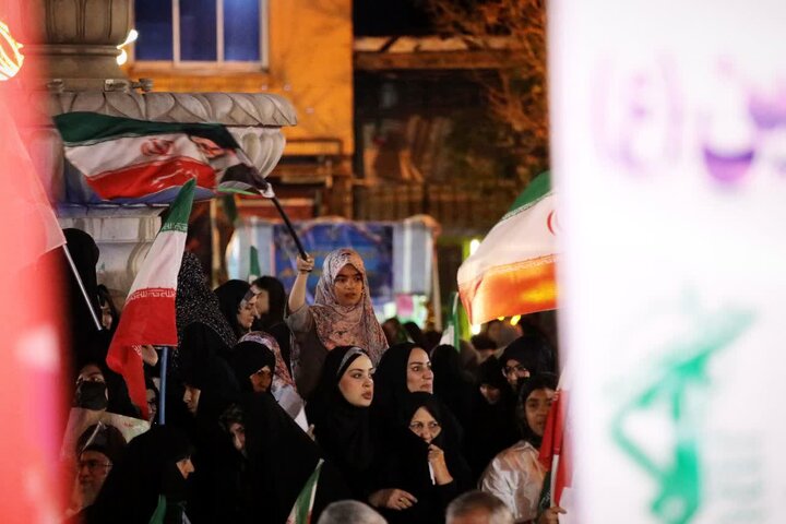 تصاویر/  شامگاه دوشنبه؛ میدان اصلی شهرستان شاهین دژ غرق در فریادهای ضدصهیونیستی و خون‌خواهی رهبری