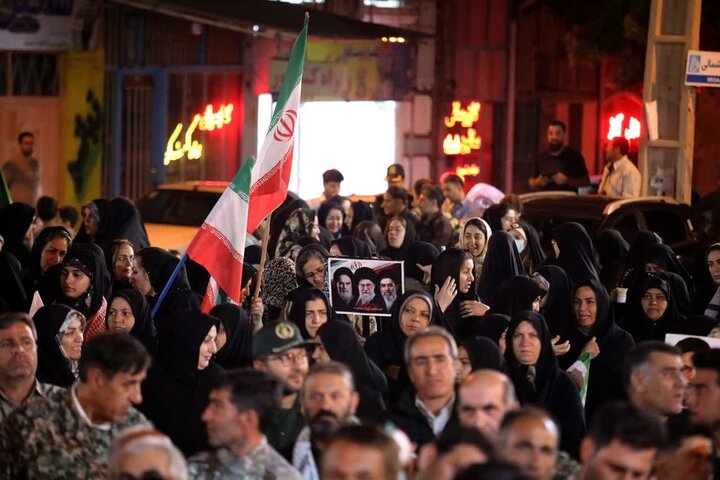 تصاویر/  شامگاه دوشنبه؛ میدان اصلی شهرستان شاهین دژ غرق در فریادهای ضدصهیونیستی و خون‌خواهی رهبری