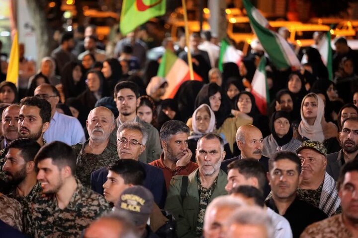 تصاویر/  شامگاه دوشنبه؛ میدان اصلی شهرستان شاهین دژ غرق در فریادهای ضدصهیونیستی و خون‌خواهی رهبری