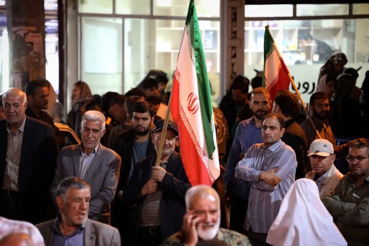 تصاویر/  شامگاه دوشنبه؛ میدان اصلی شهرستان شاهین دژ غرق در فریادهای ضدصهیونیستی و خون‌خواهی رهبری