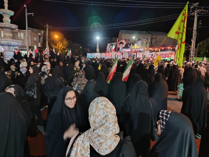 تصاویر/  شامگاه دوشنبه؛ میدان اصلی شهرستان شاهین دژ غرق در فریادهای ضدصهیونیستی و خون‌خواهی رهبری