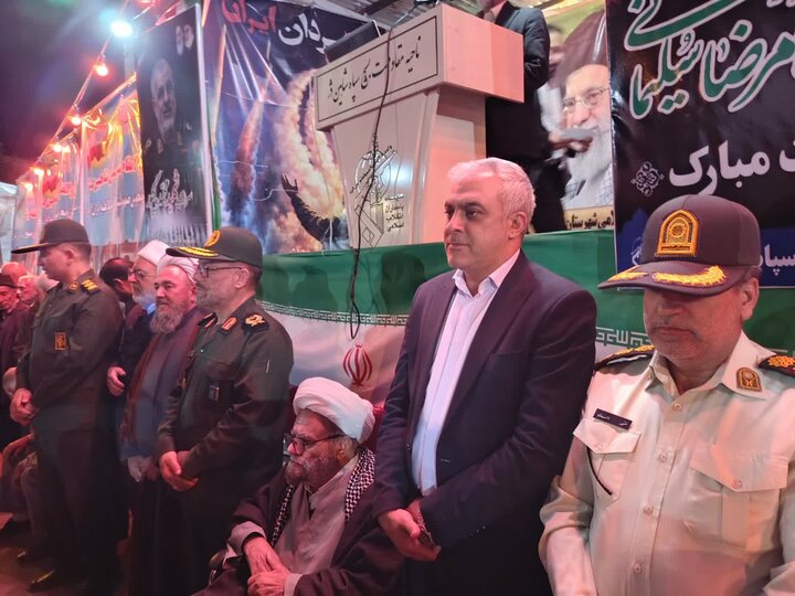 تصاویر/  شامگاه دوشنبه؛ میدان اصلی شهرستان شاهین دژ غرق در فریادهای ضدصهیونیستی و خون‌خواهی رهبری