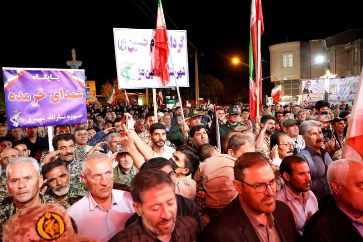 تصاویر/  شامگاه دوشنبه؛ میدان اصلی شهرستان شاهین دژ غرق در فریادهای ضدصهیونیستی و خون‌خواهی رهبری