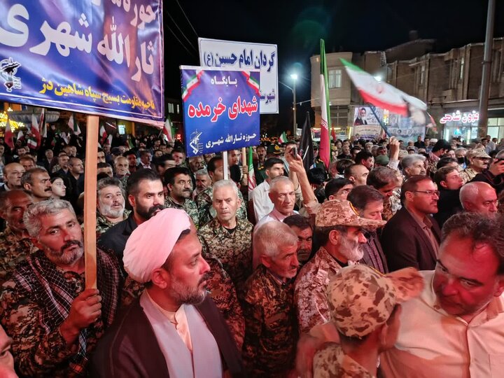 تصاویر/  شامگاه دوشنبه؛ میدان اصلی شهرستان شاهین دژ غرق در فریادهای ضدصهیونیستی و خون‌خواهی رهبری