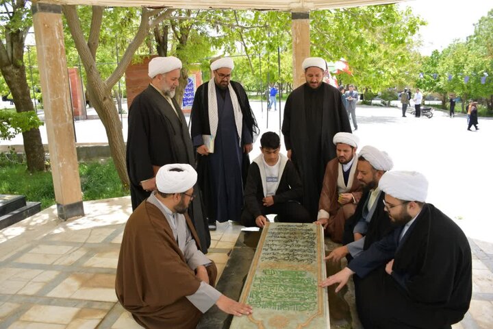 تصاویر/ تجدید عهد اساتید و مدیران مدرسه علمیه حضرت رسول اکرم (ص) شهرستان تکاب با شهدای جنگ تحمیلی