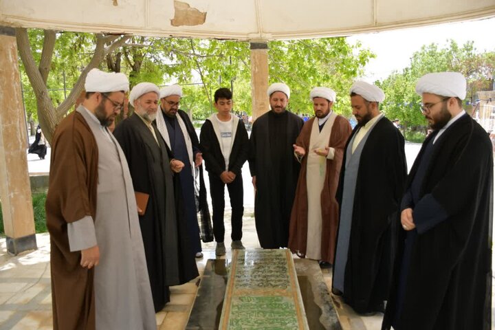 تصاویر/ تجدید عهد اساتید و مدیران مدرسه علمیه حضرت رسول اکرم (ص) شهرستان تکاب با شهدای جنگ تحمیلی
